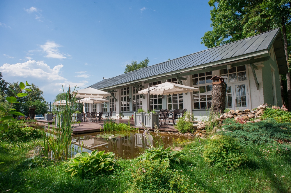 Ресторан Мираваль на 60 посадочных мест. Отдельно стоящее одноэтажное каменное зданиес большими панорамными окнами. К ресторану примыкает веранда, декоративный пруд, большая зеленая лужайка, используемая под выездные церемонии и фотосессии.