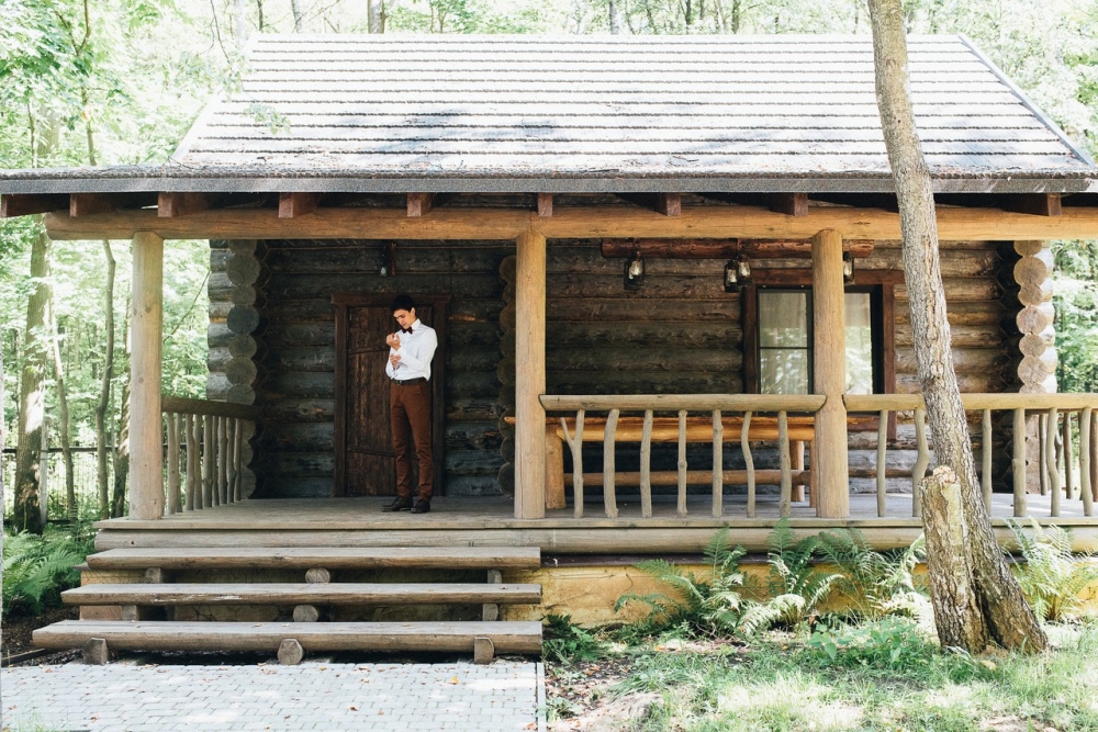 Эко-коттедж, 2-х этажный домик, построен по старинным технологиям. Вся мебель изготовлена из натурального дерева. Идеальное место для сборов невесты, фотосессии и первой брачной ночи.