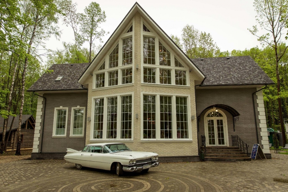 Банкетный зал, отдельно стоящее двухэтажное здание с выходом во внутренний дворик с фонтаном и розарием. Идеальное место для организации банкета, фуршета, фотозоны и выездной церемонии.