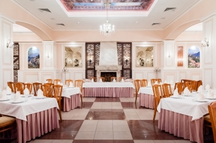 Светлый, просторный, банкетный зал с высокими потолками. Банкетный зал "Эллеон"