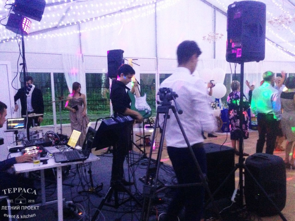 27 августа 2016 - Свадьба

Наша Летняя Терраса - это эксклюзивное место для проведения свадеб в европейском формате. Летняя банкетная терраса в парковой зоне Новосибирска.