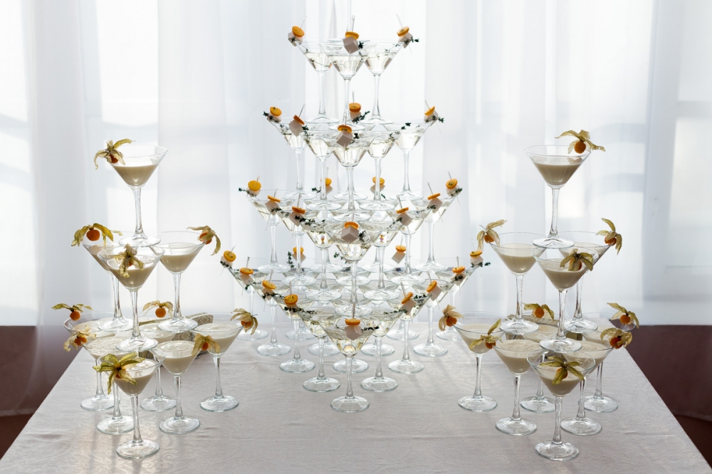 "Коктейльные пирамиды" и "горки шампанского"