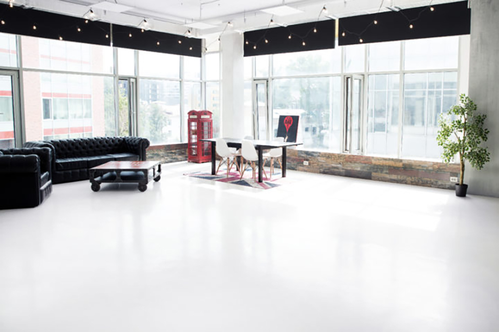 Лондон - светлый зал 120 кв.м. с панорамными окнами и стильным интерьером. Количество гостей - до 100. Подходит для торжеств и деловых мероприятий.