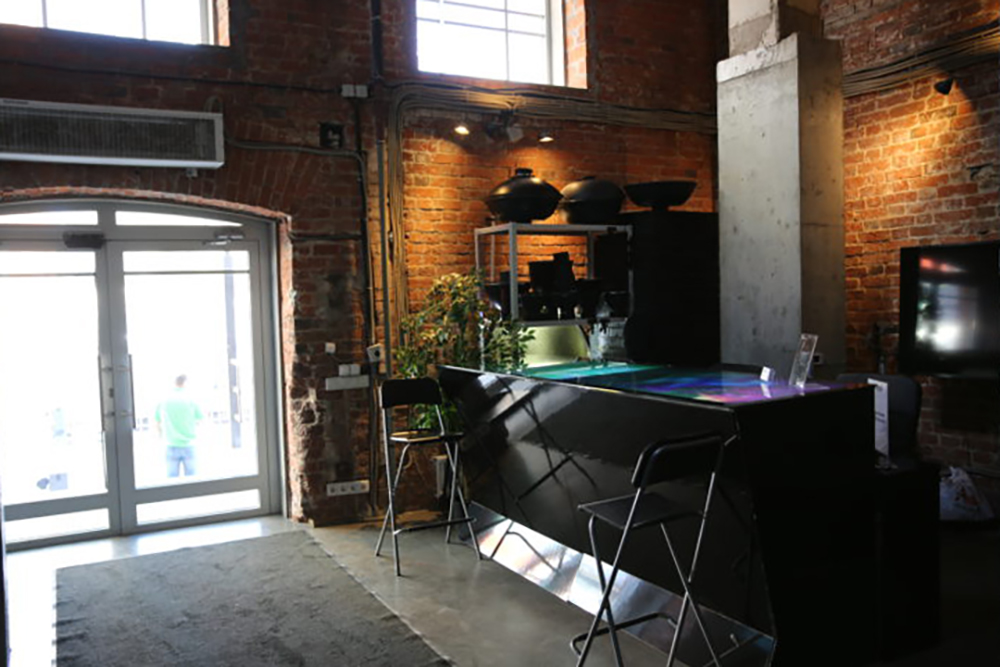 Наш ресепшн, где вас встретят администраторы.