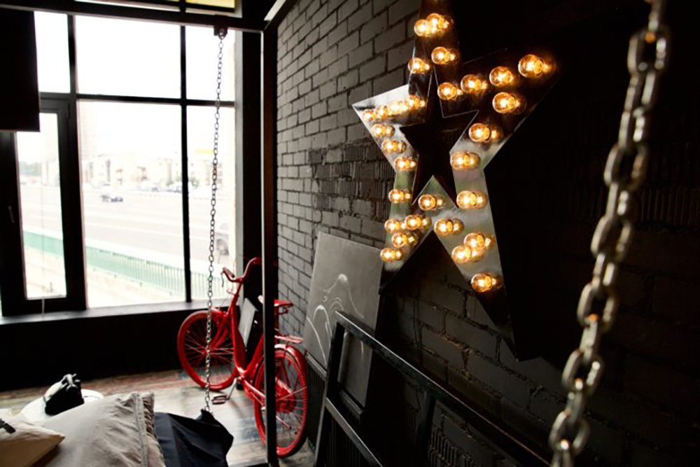 Амстердам - очень атмосферный и уютный зал 50 кв.м. с кроватью на цепях. Прекрасно подходит для девичников, вечеринок, пижам пати.