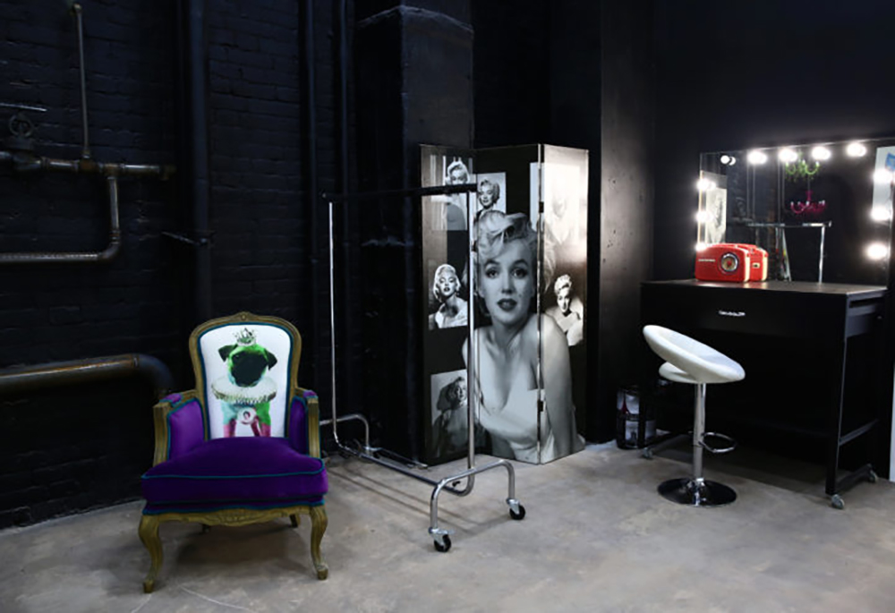 Париж - зал 50 кв.м. с декоративной стеной из черного кирпича и большой белой циклормаой.