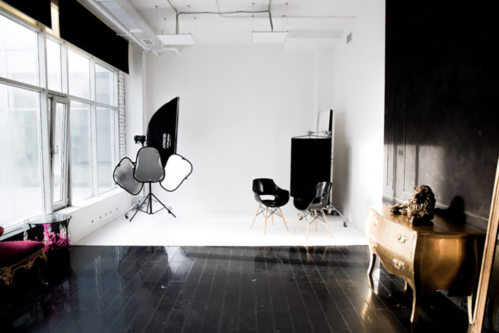 Зал 50 кв.м. с большими окнами подходит для презентацтй, тренингов и небольших вечеринок. вместимость - до 35 человек.