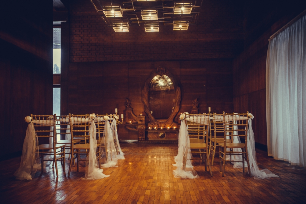 Банкетный зал Антик с высокими потолками, панорамными окнами впол с видом на лес, действующим камином, проекционным экраном, собственной парковкой, несколькими зонами для выездной регистрации. Доступная цена. Организация свадьбы нашей службой "под ключ".