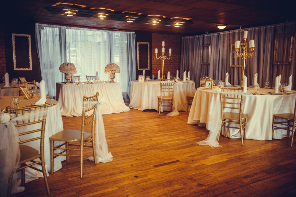 Банкетный зал Антик с высокими потолками, панорамными окнами впол с видом на лес, действующим камином, проекционным экраном, собственной парковкой, несколькими зонами для выездной регистрации. Доступная цена. Организация свадьбы нашей службой "под ключ".