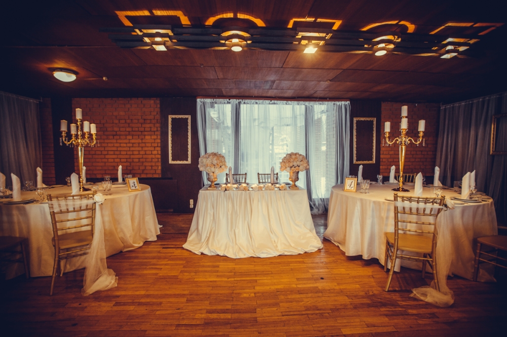 Банкетный зал Антик с высокими потолками, панорамными окнами впол с видом на лес, действующим камином, проекционным экраном, собственной парковкой, несколькими зонами для выездной регистрации. Доступная цена. Организация свадьбы нашей службой "под ключ".