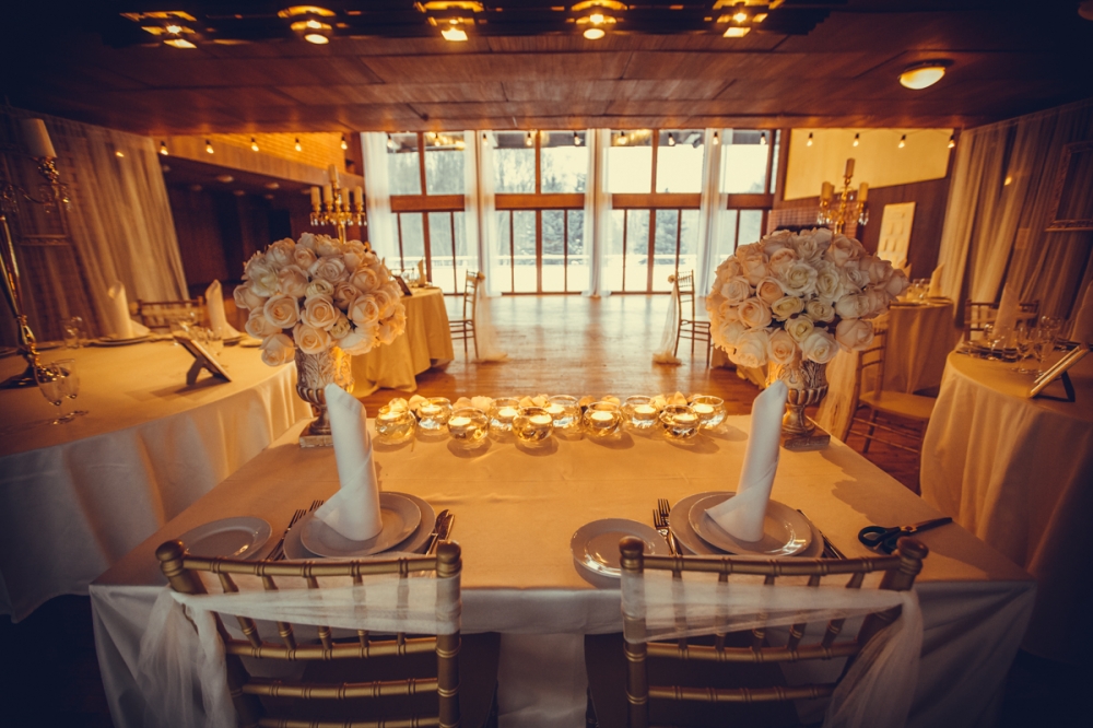 Банкетный зал Антик с высокими потолками, панорамными окнами впол с видом на лес, действующим камином, проекционным экраном, собственной парковкой, несколькими зонами для выездной регистрации. Доступная цена. Организация свадьбы нашей службой "под ключ".