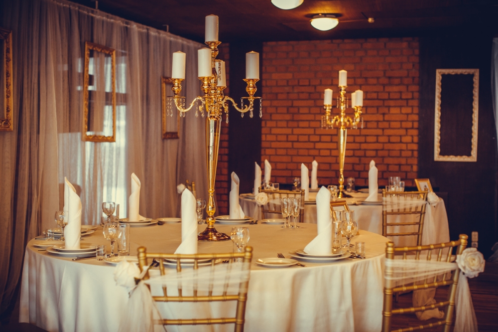 Банкетный зал Антик с высокими потолками, панорамными окнами впол с видом на лес, действующим камином, проекционным экраном, собственной парковкой, несколькими зонами для выездной регистрации. Доступная цена. Организация свадьбы нашей службой "под ключ".