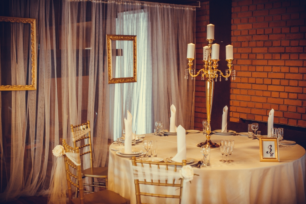 Банкетный зал Антик с высокими потолками, панорамными окнами впол с видом на лес, действующим камином, проекционным экраном, собственной парковкой, несколькими зонами для выездной регистрации. Доступная цена. Организация свадьбы нашей службой "под ключ".