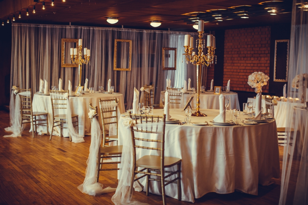 Банкетный зал Антик с высокими потолками, панорамными окнами впол с видом на лес, действующим камином, проекционным экраном, собственной парковкой, несколькими зонами для выездной регистрации. Доступная цена. Организация свадьбы нашей службой "под ключ".