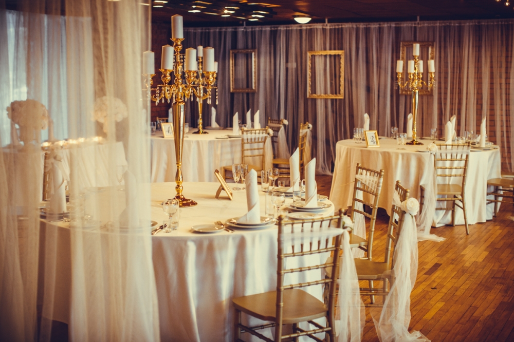 Банкетный зал Антик с высокими потолками, панорамными окнами впол с видом на лес, действующим камином, проекционным экраном, собственной парковкой, несколькими зонами для выездной регистрации. Доступная цена. Организация свадьбы нашей службой "под ключ".