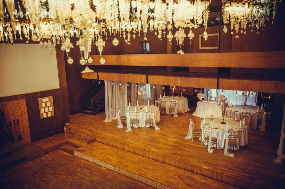 Банкетный зал Антик с высокими потолками, панорамными окнами впол с видом на лес, действующим камином, проекционным экраном, собственной парковкой, несколькими зонами для выездной регистрации. Доступная цена. Организация свадьбы нашей службой "под ключ".