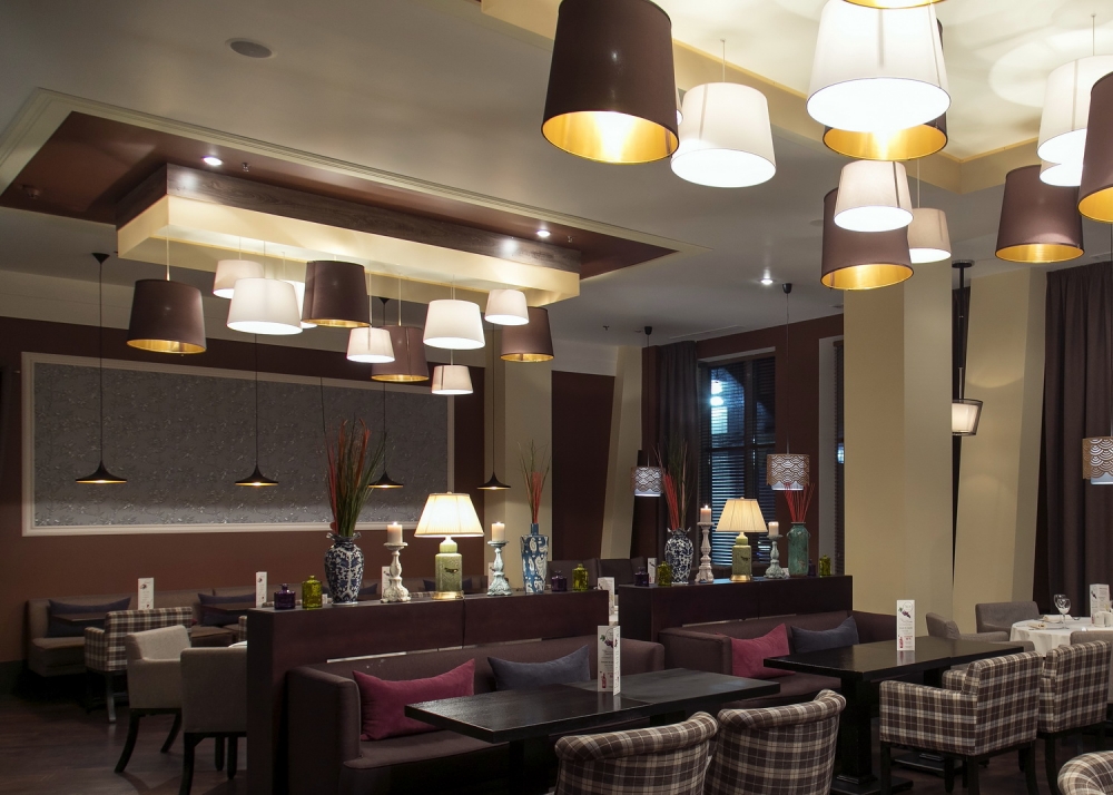 Основной зал, бар