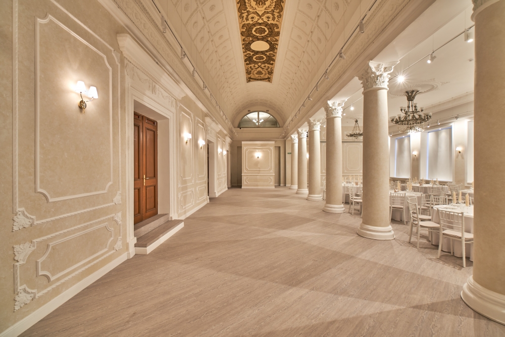 Основной зал, площадью 230 кв. м., высотой потолка 6 м., вместимостью 180 человек.