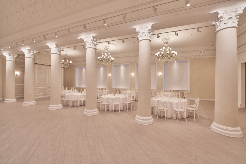 Основной зал, площадью 230 кв. м., высотой потолка 6 м., вместимостью 180 человек.