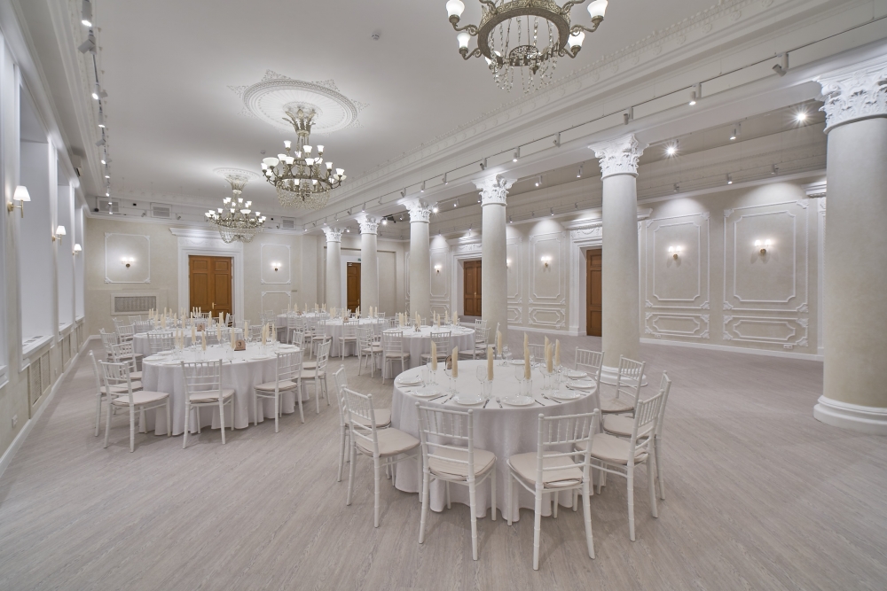 Основной зал, площадью 230 кв. м., высотой потолка 6 м., вместимостью 180 человек.