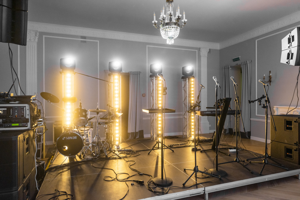 Возможна установка сцены-подиума