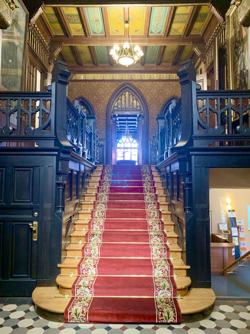 Парадная лестница перед входом в граненую гостинную