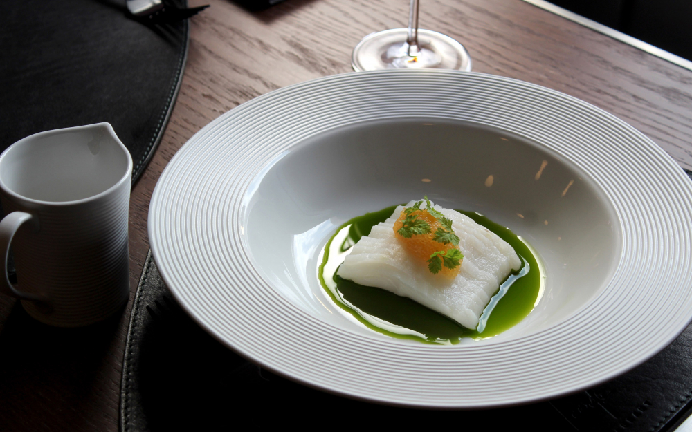 Палтус, щучья икра, томат, укроп Halibut, pike caviar, tomato, dill
