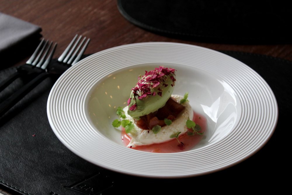 Крем - козий сыр, мороженое - щавель и сметана, ревень, роза
Cream - goat cheese, ice cream - sorrel and sour cream, rhubarb, rose 