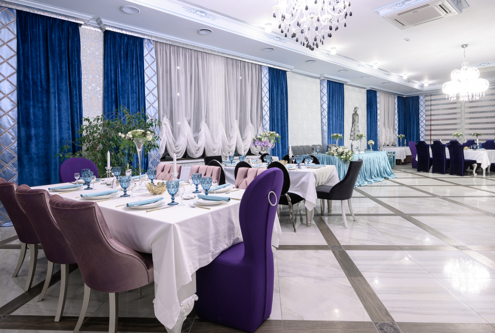 Банкетный зал рассчитан до посадки 70 гостей