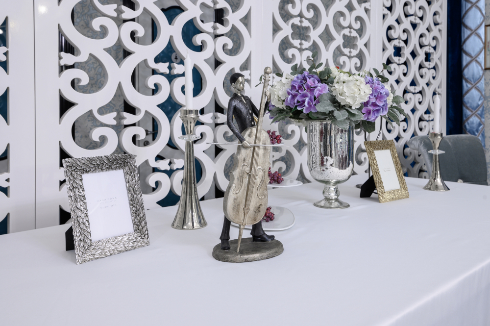 Интерьер выполнен в стиле арт-деко, наполняя торжественной атмосферой ваше событие.