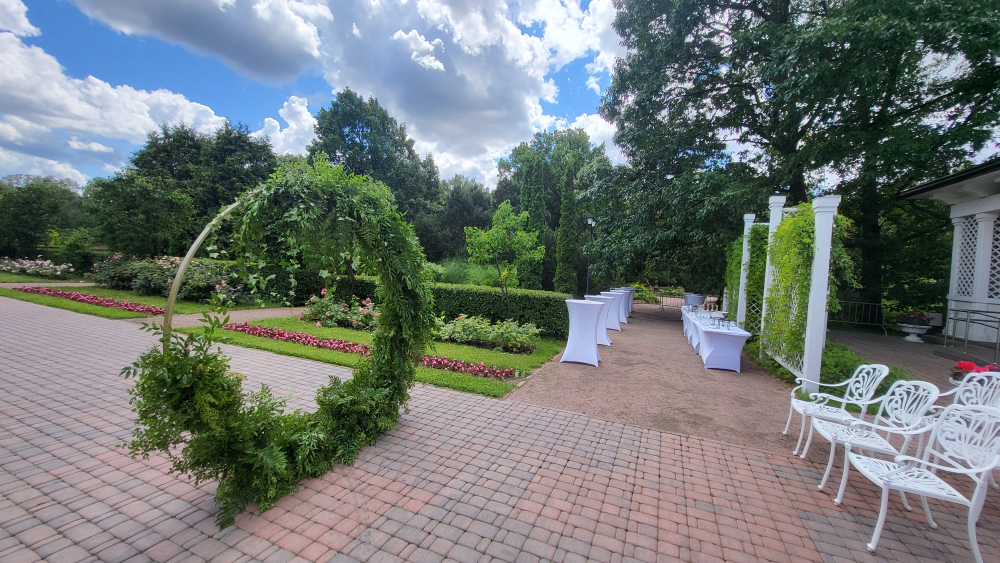 Круглая арка на выездной церемонии