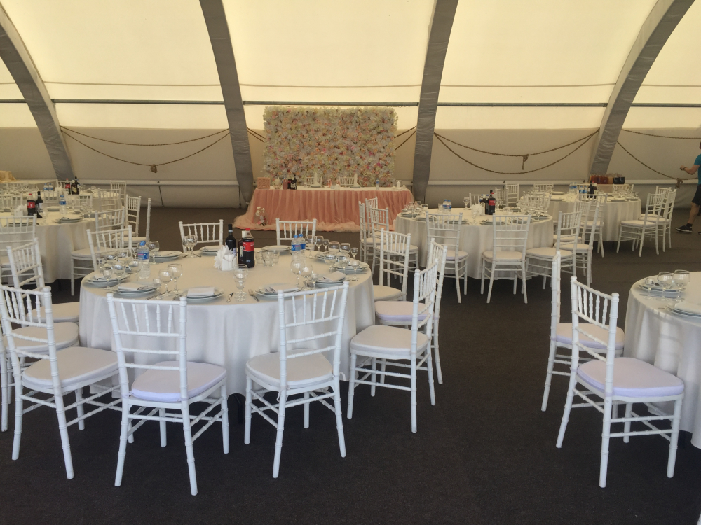 Клешня шатер с видом на водохранилище