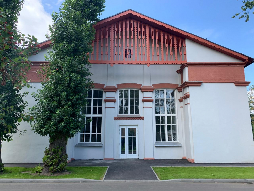 Фасад и главный вход