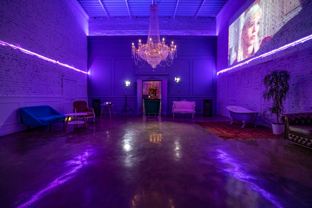 главный зал, светодиодная подсветка по периметру