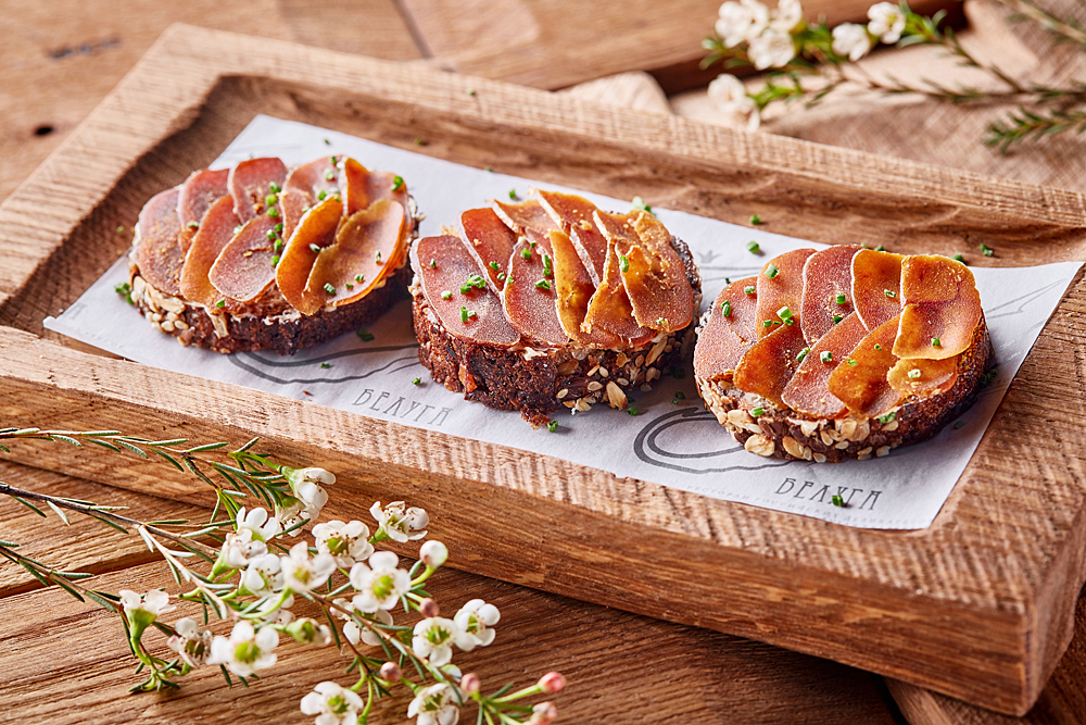 Бутерброды на черном хлебе с боттаргой из кефали