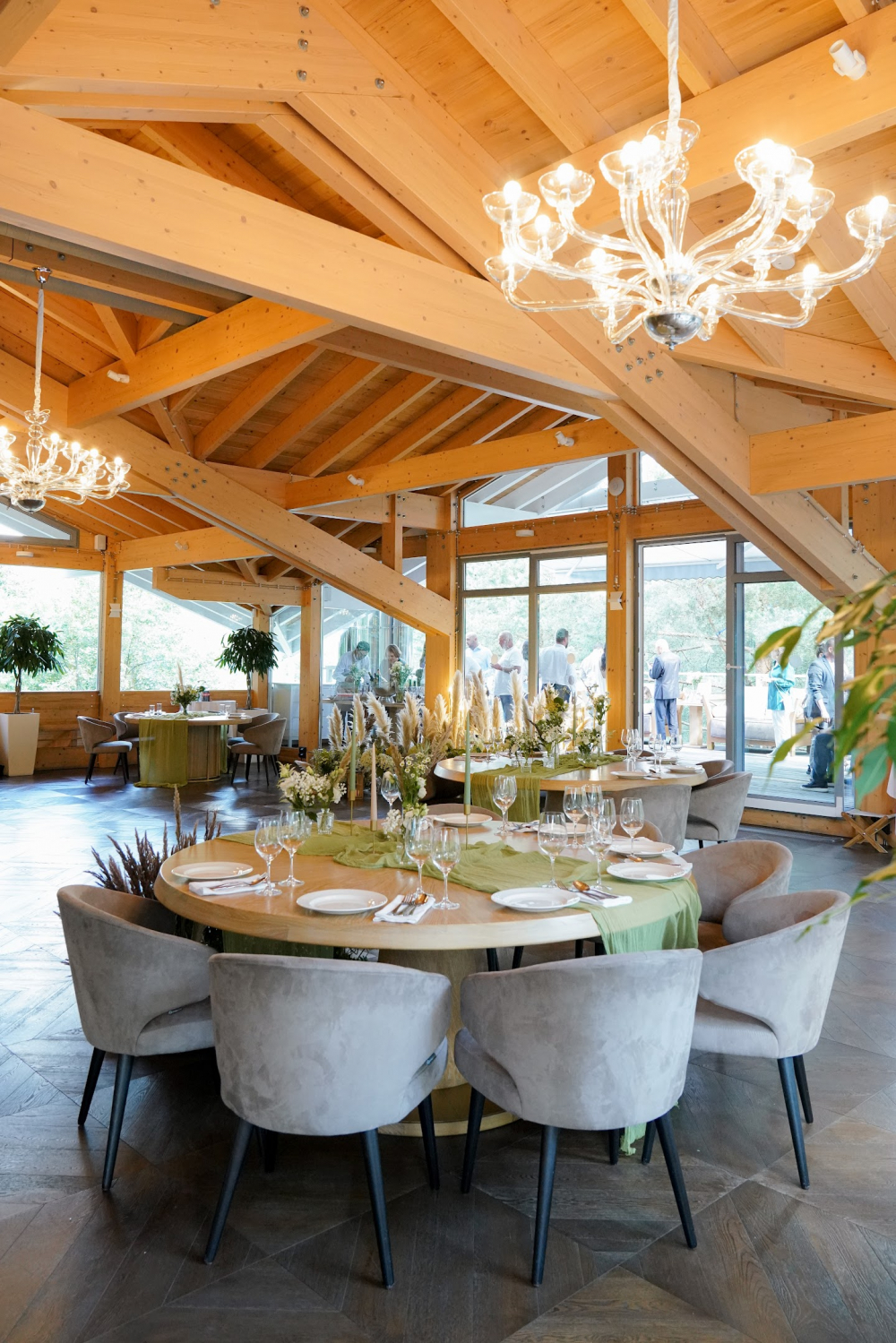 Основной ресторан в клубе "Зеленое озеро"