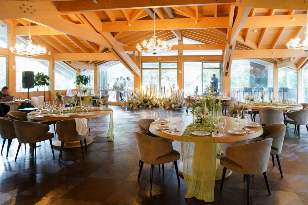 Основной ресторан в клубе "Зеленое озеро"