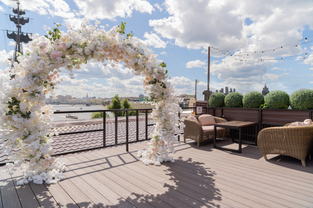 Веранда белого зала