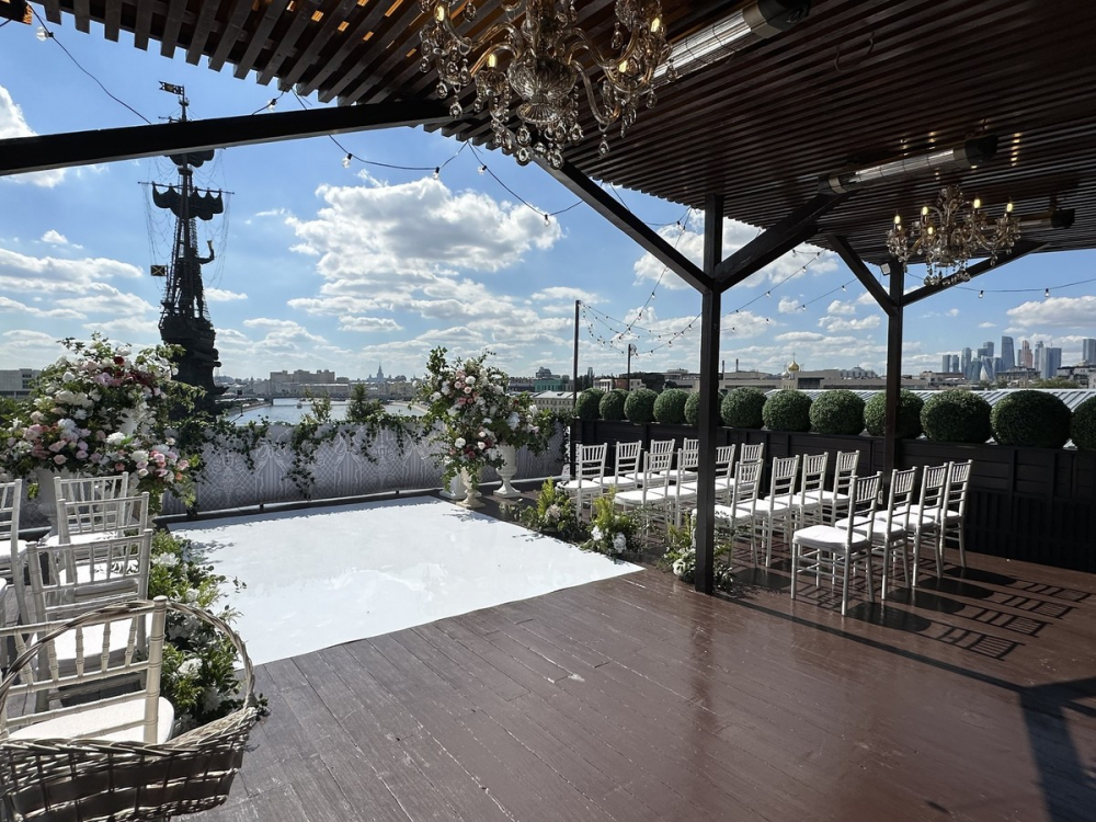 Веранда белого зала