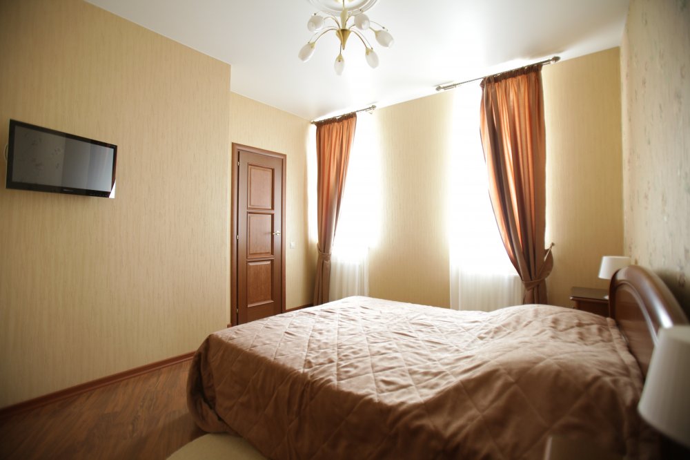 Номер "Люкс" "ЭДЕМ БИЗНЕС ОТЕЛЬ" (гостиная, спальня и кухонная зона)