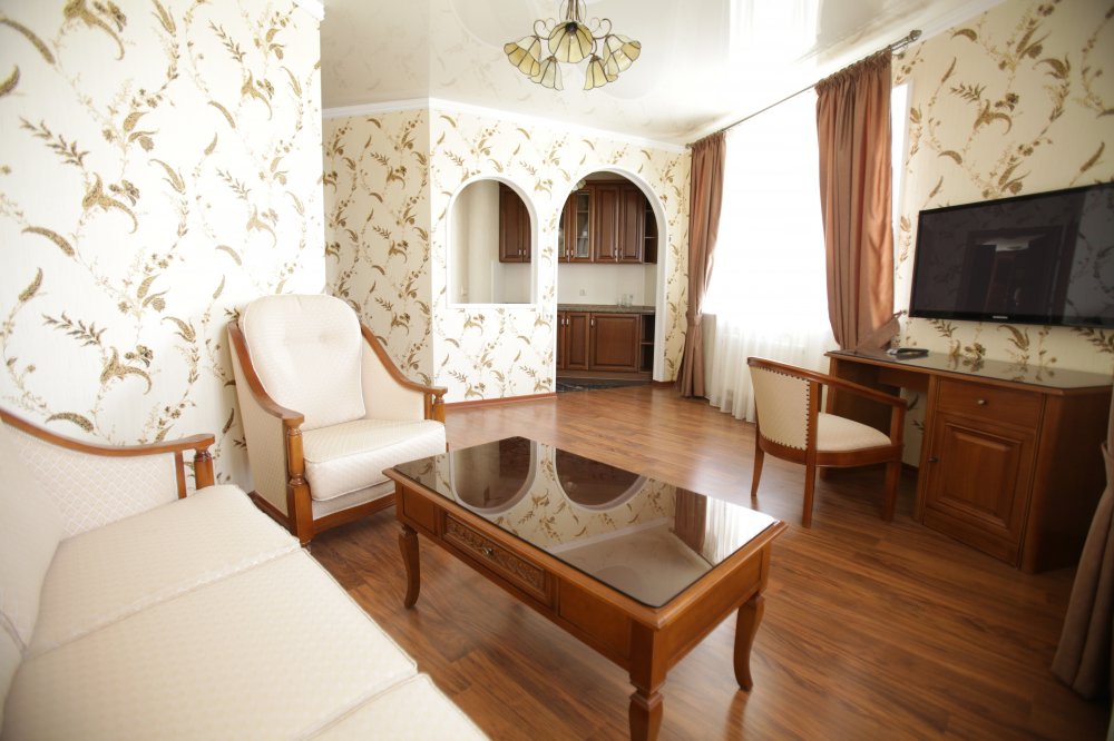 Гостиная номера "Люкс" с двумя балконами (живописный вид)