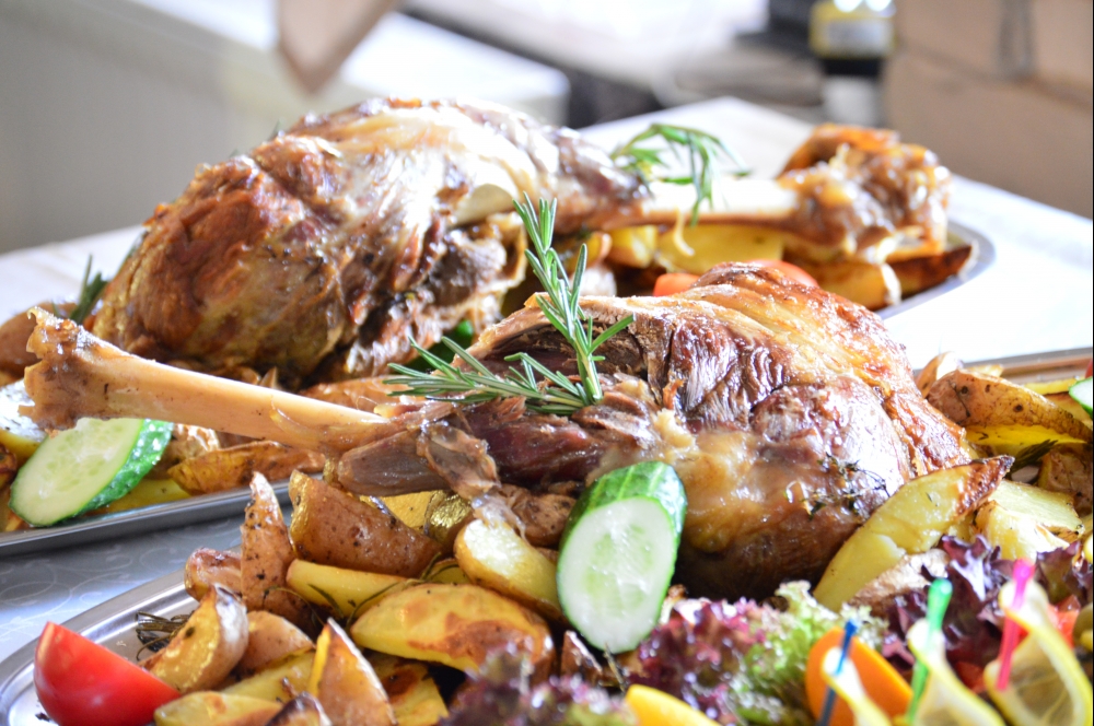 Блюдо на праздничный стол: Ножка ягнёнка в ароматных травах с печёным картофелем