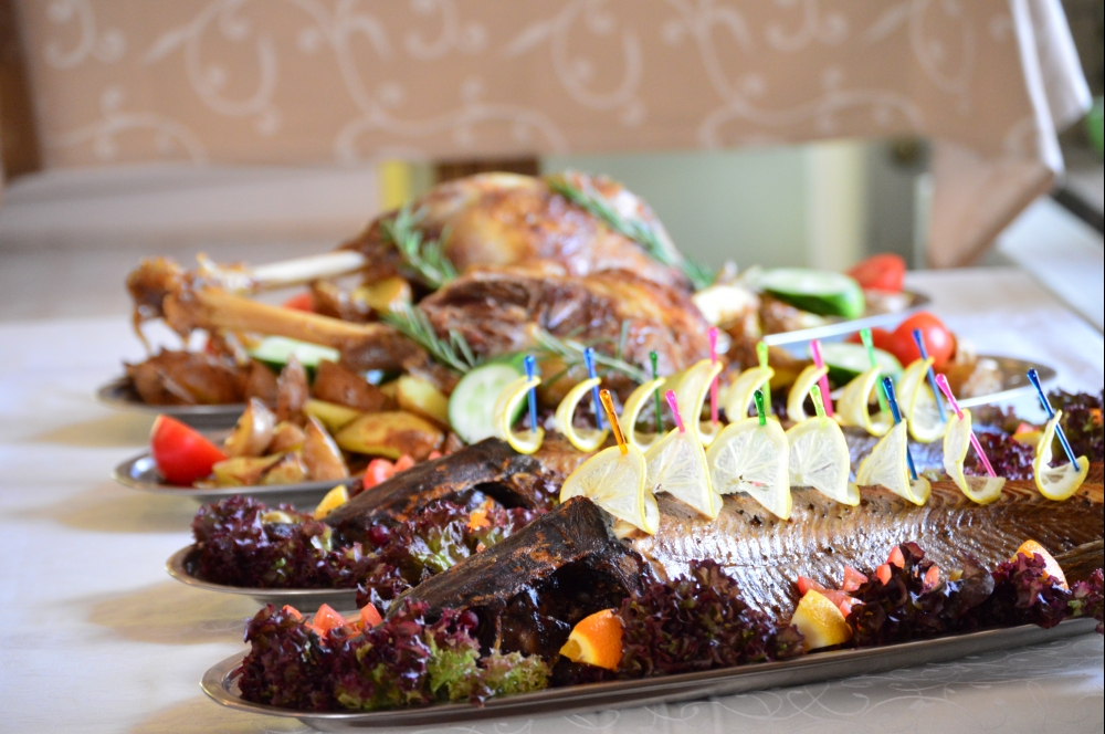 Блюдо на праздничный стол: Щука фаршированная (закопчённая) на ольхе