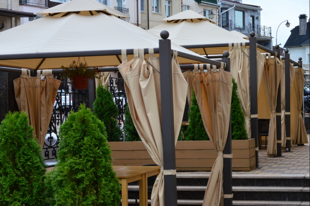 Летняя веранда Ресторации "Сироп". Идеально подходит для выездной регистрации брака.