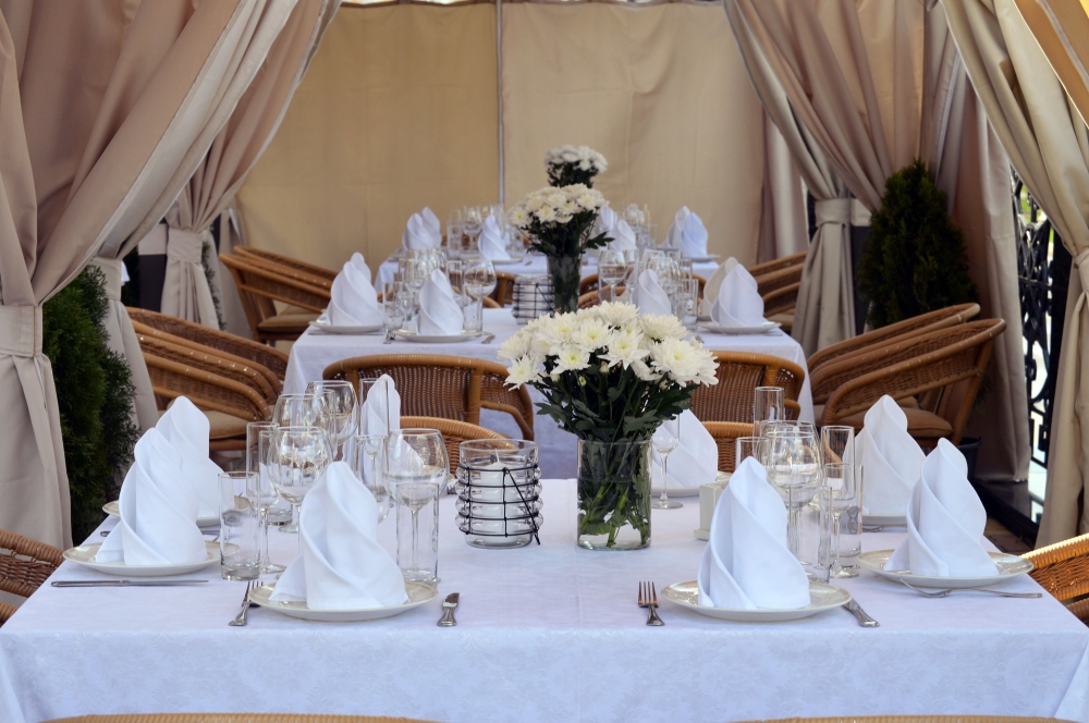 Летняя веранда Ресторации "Сироп". Идеально подходит для выездной регистрации брака.