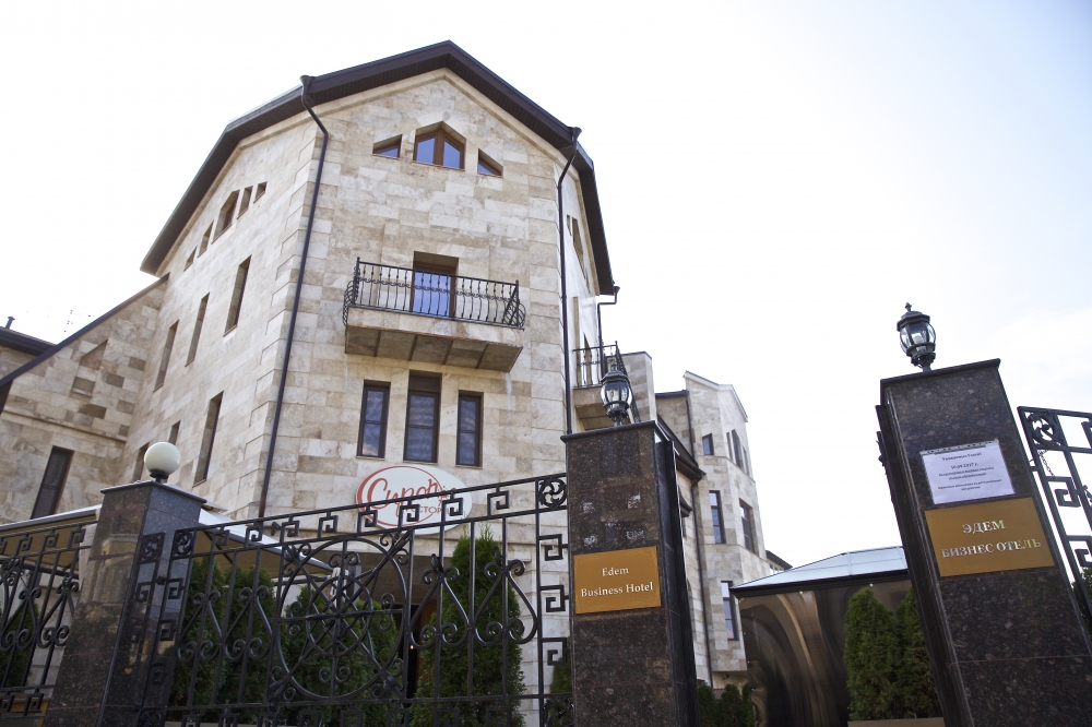 Ресторация "Сироп": вход в ресторан через летнюю веранду.