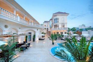 Летняя терраса у бассейна