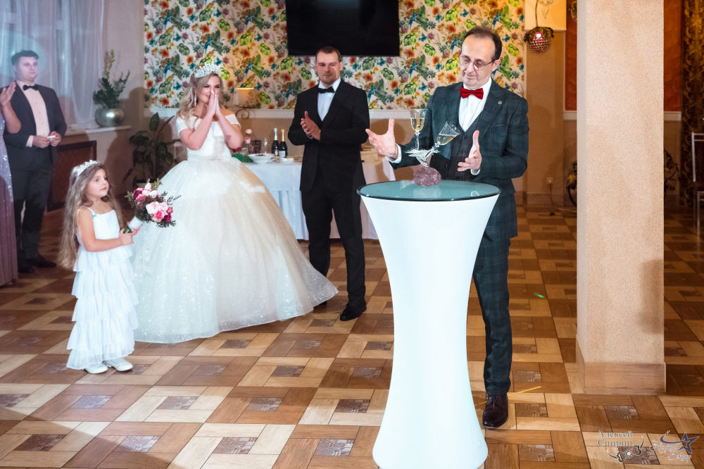 Бокалы в балансе, невеста в восторге