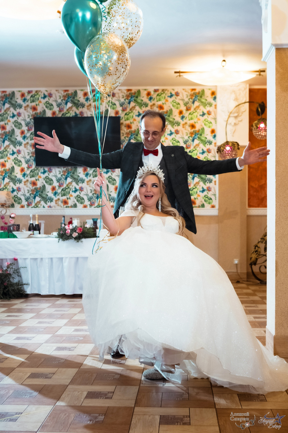 Баланс стула на одной ножке с невестой