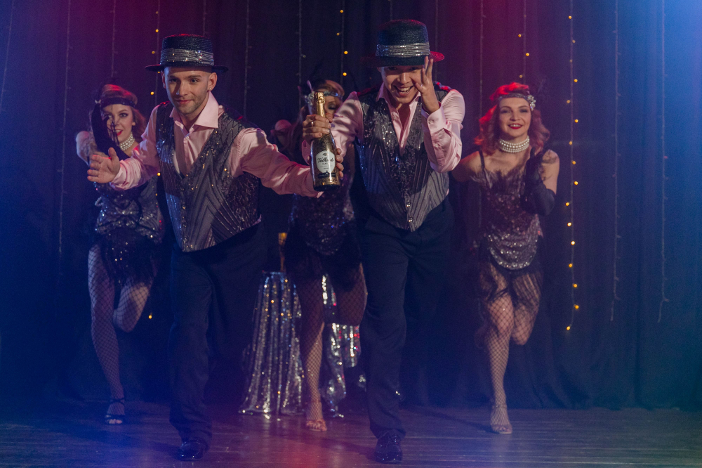 Гетсби - шикарный номер-спектакль с роскошными костюмами и светодиодным реквизитом.